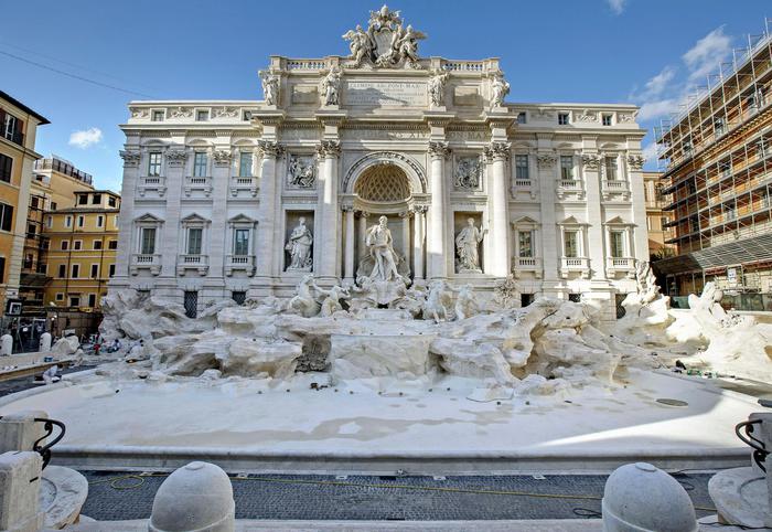 Fendi festeggia 90 anni: sfilata a Fontana di Trevi