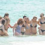 Gigi Hadid al mare con Taylor Swift8