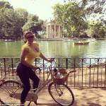 Kelly Brook in bici a Roma: top scollato, reggiseno