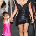 Kim Kardashian sempre più magra in abitino nero2