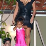 Kim Kardashian sempre più magra in abitino nero