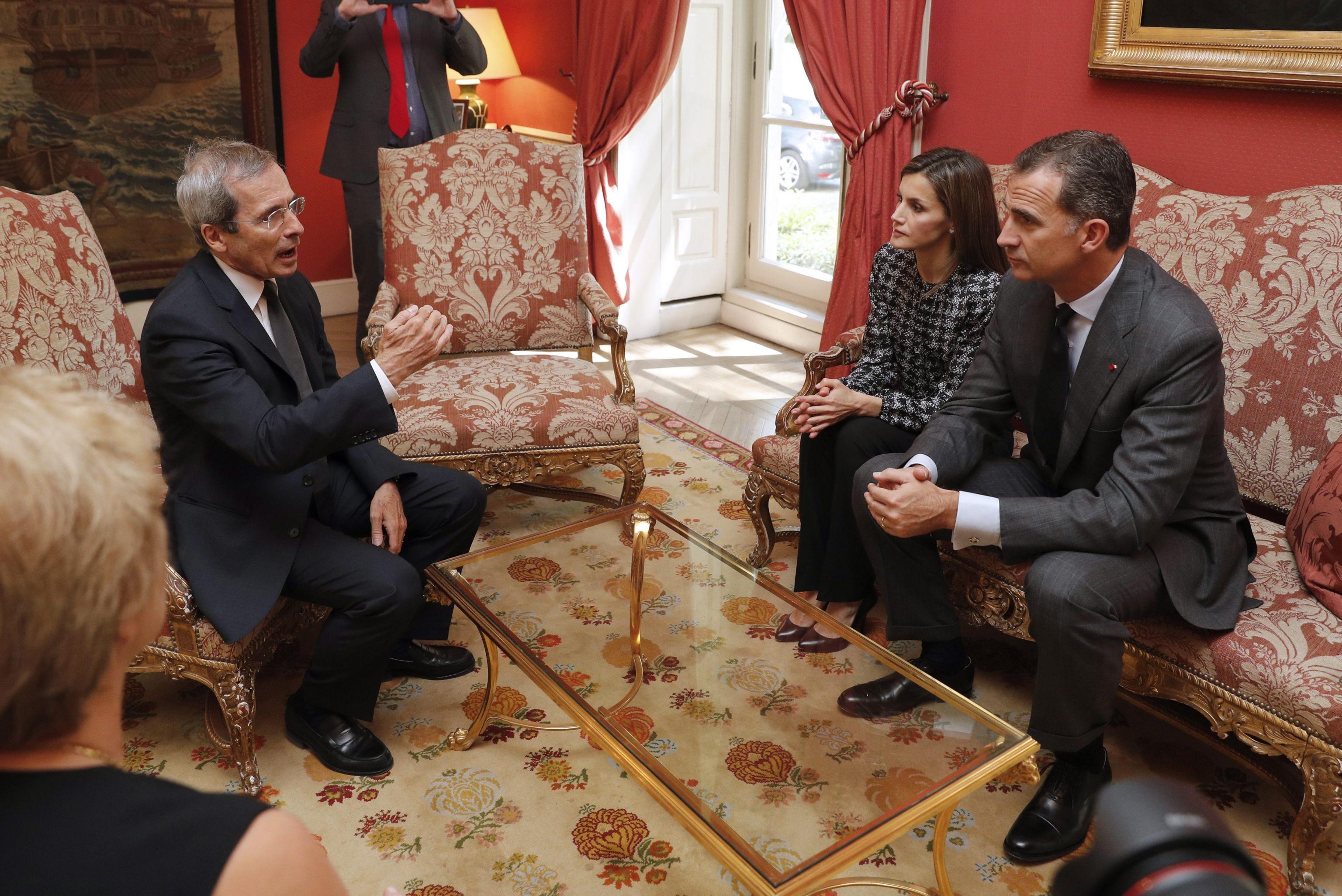 Letizia Ortiz casual: pantaloni neri e maglia a manica lunga FOTO