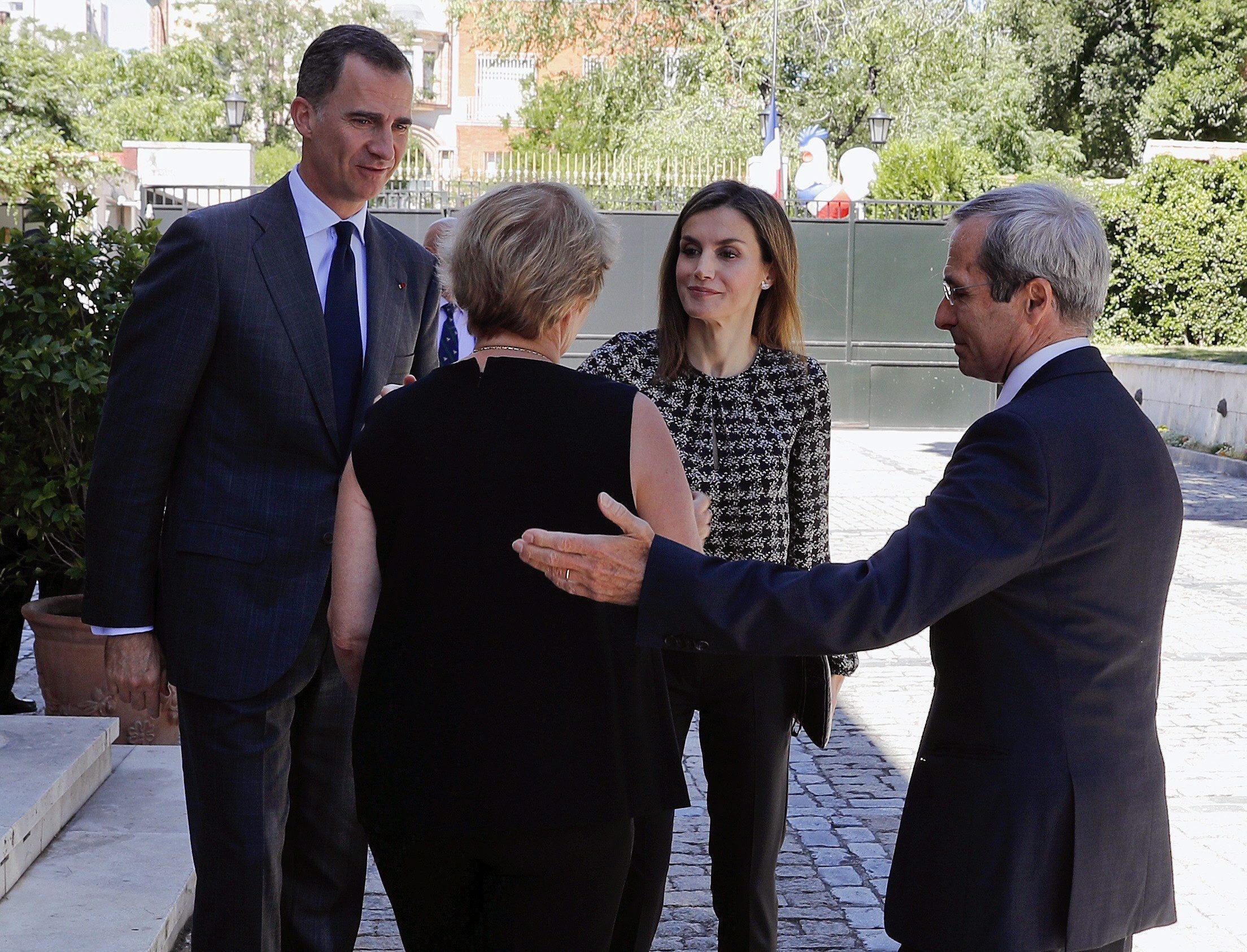 Letizia Ortiz casual: pantaloni neri e maglia a manica lunga FOTO