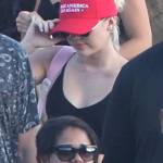 Miley Cyrus col cappellino pro-gay4