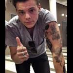 Harry Styles (One Direction): ciuffo e tattoo a vista FOTO