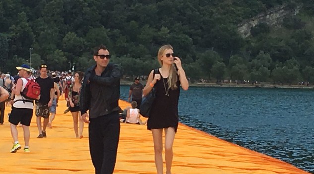 Jude Law e la fidanzata sulla passerella di Christo FOTO