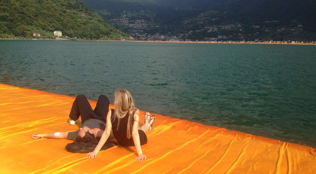 Jude Law e la fidanzata sulla passerella di Christo FOTO