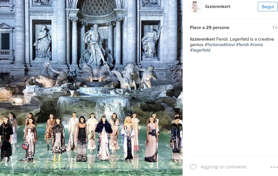 Kendall Jenner impeccabile sfila sull'acqua a Fontana di Trevi FOTO