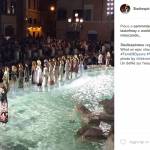 Kendall Jenner impeccabile sfila sull'acqua a Fontana di Trevi FOTO