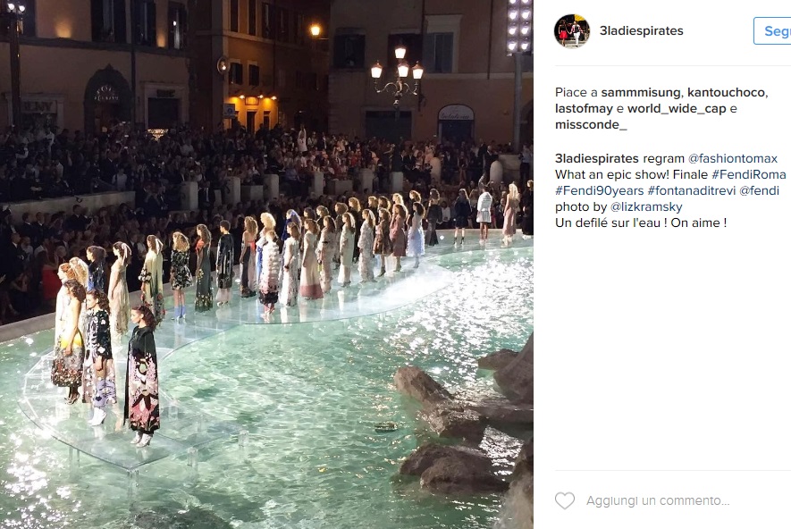 Kendall Jenner impeccabile sfila sull'acqua a Fontana di Trevi FOTO