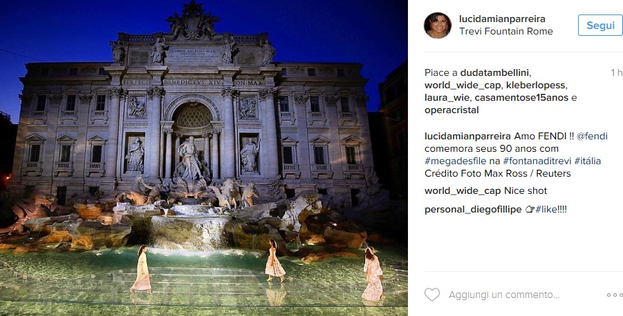 Kendall Jenner impeccabile sfila sull'acqua a Fontana di Trevi FOTO