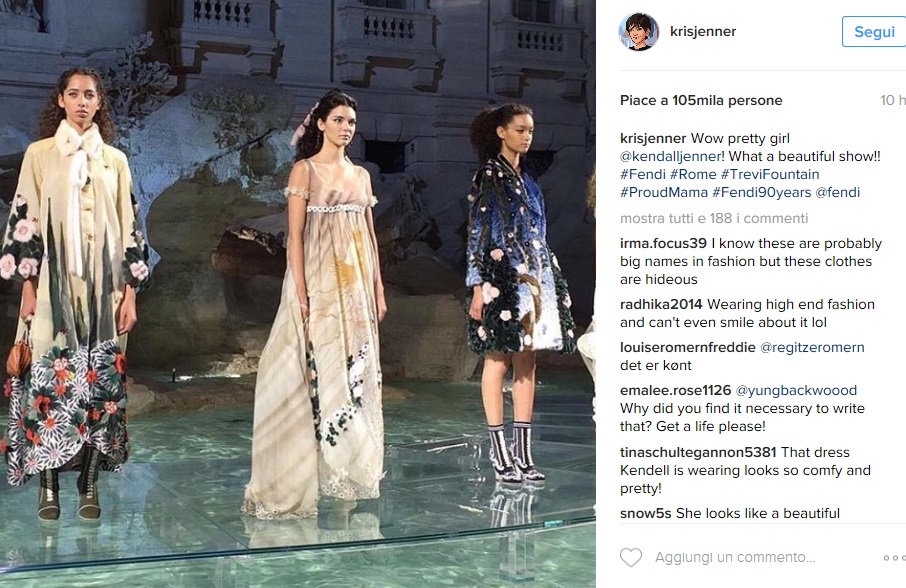 Kendall Jenner impeccabile sfila sull'acqua a Fontana di Trevi FOTO