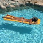Al Bano, Loredana Lecciso da urlo: sirenetta in piscina FOTO
