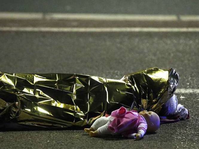 Attentato a Nizza, donna poliziotto eroe: ha ucciso il killer