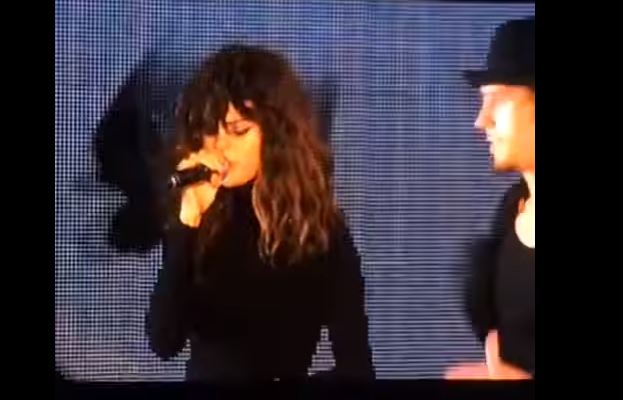 Selena Gomez, look super castigato sul palco: ecco perché VIDEO
