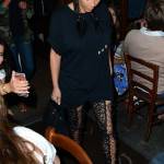 Kim Kardashian magrissima: maxi t-shirt e stivali con lacci