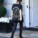 Kim Kardashian magrissima: maxi t-shirt e stivali con lacci5