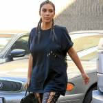 Kim Kardashian magrissima: maxi t-shirt e stivali con lacci4