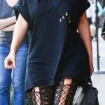 Kim Kardashian magrissima: maxi t-shirt e stivali con lacci