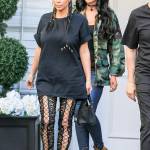 Kim Kardashian magrissima: maxi t-shirt e stivali con lacci2