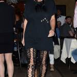 Kim Kardashian magrissima: maxi t-shirt e stivali con lacci13