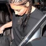 Kim Kardashian magrissima: maxi t-shirt e stivali con lacci10