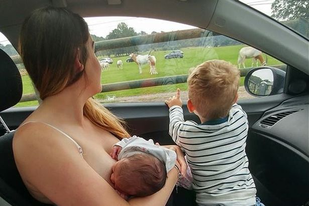 Mamma allatta il figlio e posta foto: Facebook censura e lei...