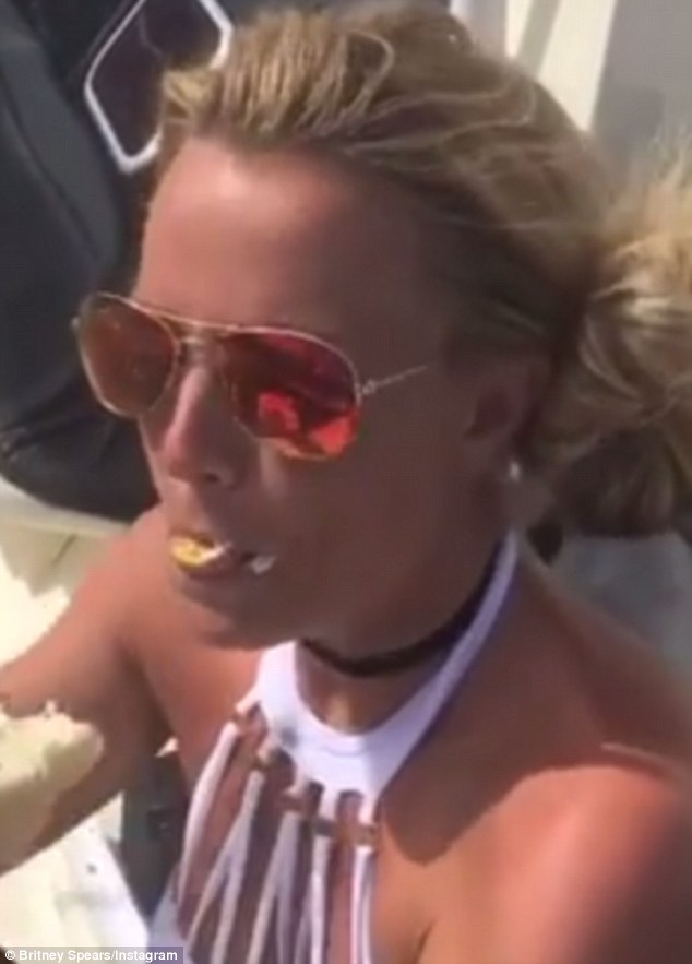 Britney Speras magrissima in costume... mangia junk food FOTO