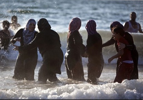 Burkini in spiaggia: nel Regno Unito musulmane coperte e...felici