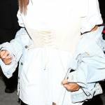 Kim Kardashian magrissima: abitino e gambe in vista8