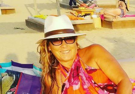 Romina Power fashion in spiaggia con un amico speciale! FOTO