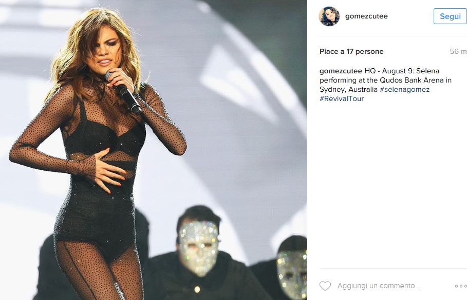 Selena Gomez sensuale: abito bianco e spacco vertiginoso FOTO