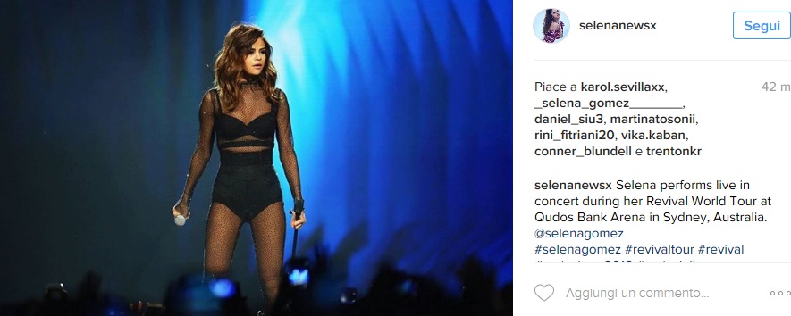 Selena Gomez sensuale: abito bianco e spacco vertiginoso FOTO