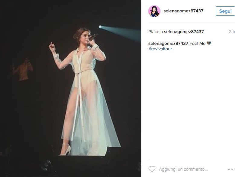 Selena Gomez: i look più sensuali del Revival Tour FOTO