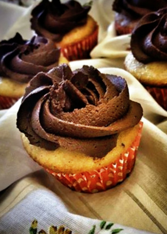 Cupcake alla Vaniglia con Gocce di Cioccolato e Ganache Fondente