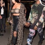 Kim Kardashian a Parigi: pantaloni di pelle di camoscio, cappotto leopardato3
