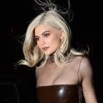 Kylie Jenner esplosiva: tubino marrone cortissimo 6
