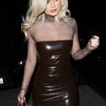 Kylie Jenner esplosiva: tubino marrone cortissimo 3