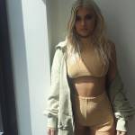 Kylie Jenner scandalosa: shorts cortissimi e top estremo2