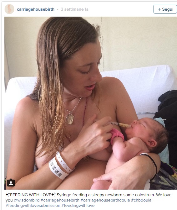 La neo-mamma che mostra un modo di allattare alternativo2