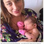 La neo-mamma che mostra un modo di allattare alternativo