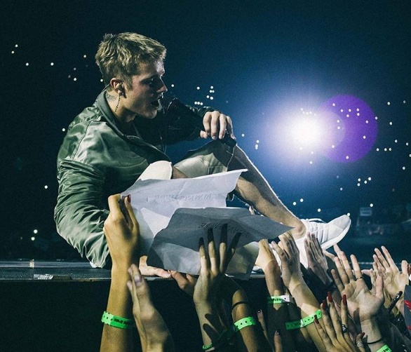 Justin Bieber contro fan: la frase che indigna i Beliebers VIDEO