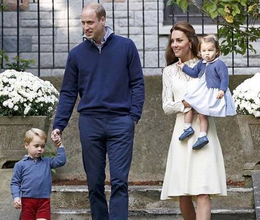 Kate Middleton impeccabile in abito bianco. E Charlotte... FOTO