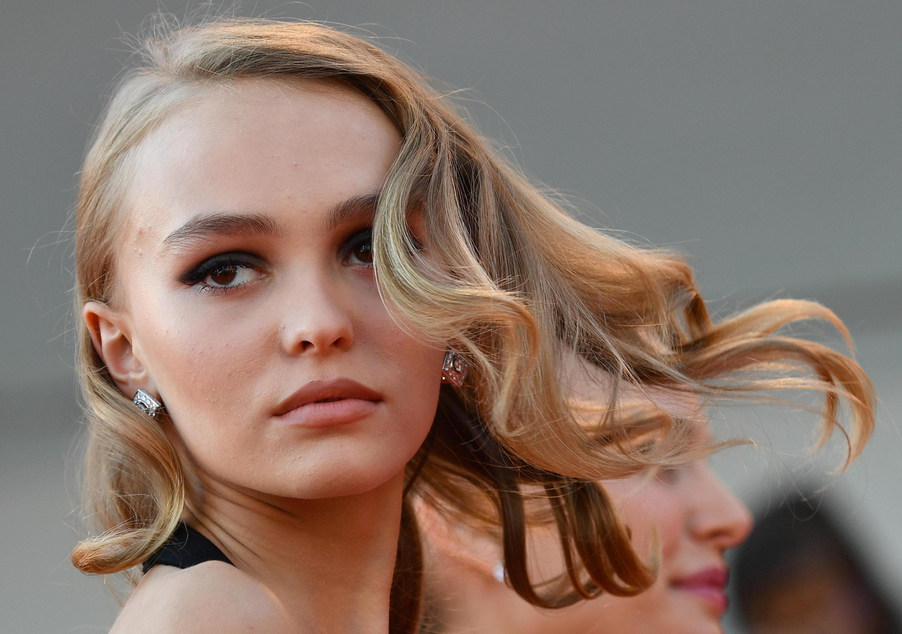 Lily Rose Depp a spasso con il modello inglese Ash Stymest