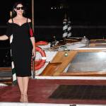 Monica Bellucci, abito nero aderente a Venezia FOTO