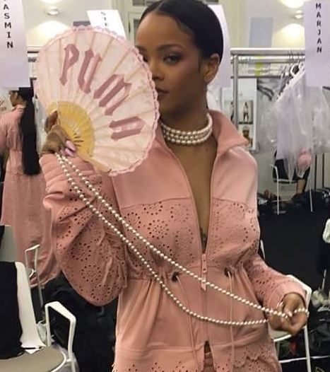 Rihanna incanta Parigi: geisha sportiva alla sfilata Fenty x Puma