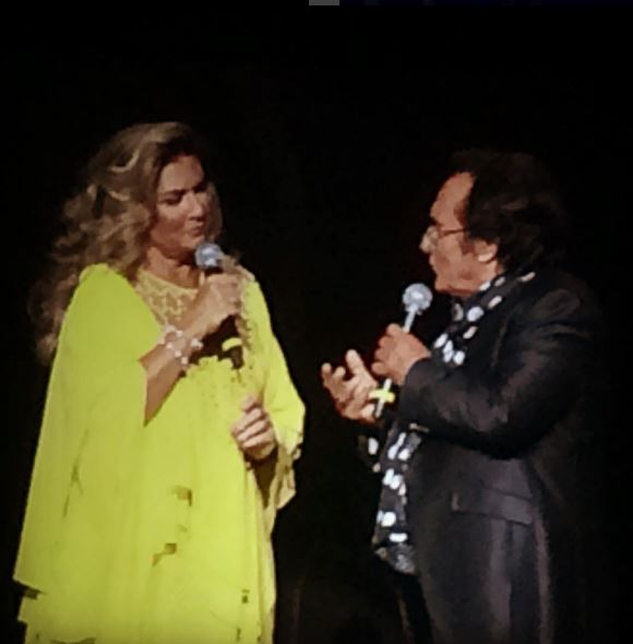 Romina Power Caftano Giallo Per Il Concerto In Canada Foto