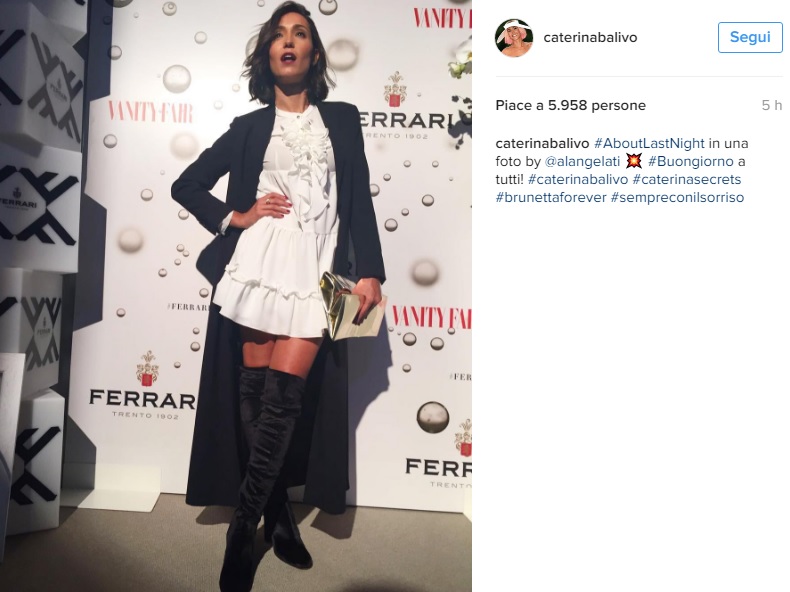 Caterina Balivo: mini abito bianco e cuissardes FOTO