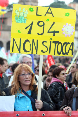 Aborto in Italia: la legge c'è, obiettori e difficoltà anche...