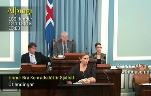 Islanda, deputata allatta figlia in parlamento in diretta tv